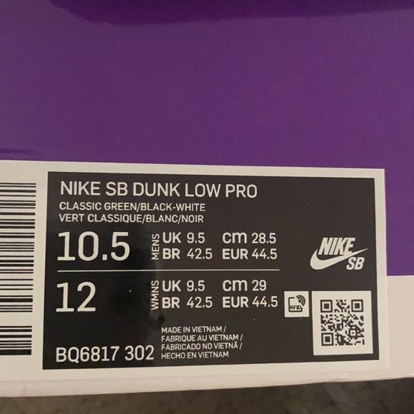 NIKE SB DUNK LOW PRO sneakers arrived in a green ,white and black color. - Picture 8 of 8